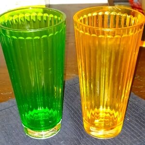 🛼2 8" tall plastic tumblers